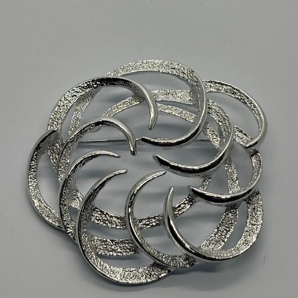 Brooch Silver Tone Classic Sarah Coventry Abstract Signed‎